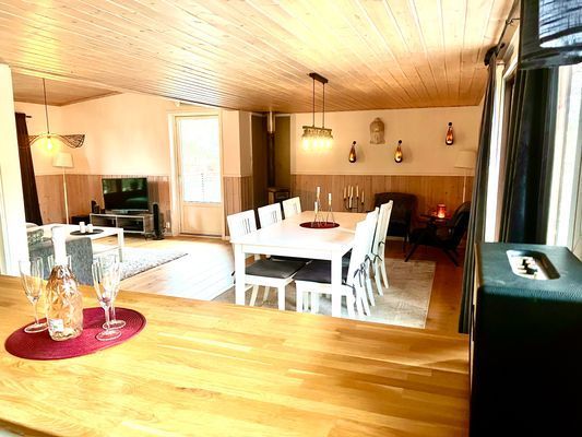 Öppen planlösning i kök och sällskapsytor