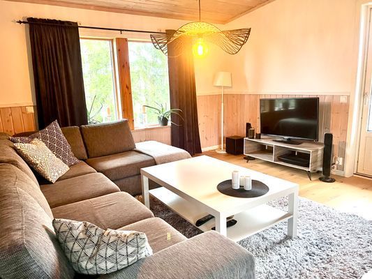 Soffa i vardagsrummet med 40tum TV samt Apple TV