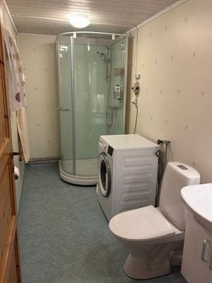 Badrum med duschkabin, tvättmaskin o handukstork