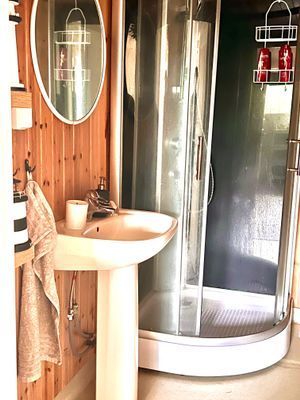 Duschkabin och handfat