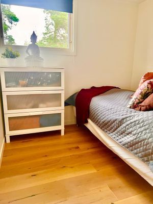 Sovrum 1 med en 120cm säng