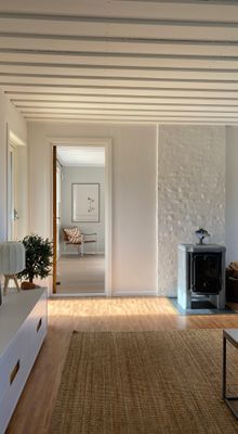 Vardagsrum med braskamin