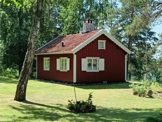 Enskilt belägen sommarstuga med egen strand - Bild 13