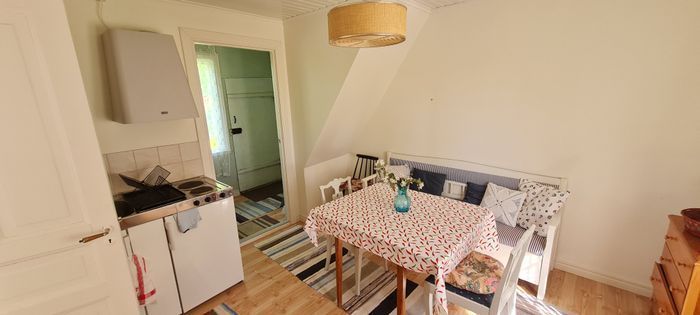 Stuga i stilla miljö på sekelskiftesgård - Bild 9