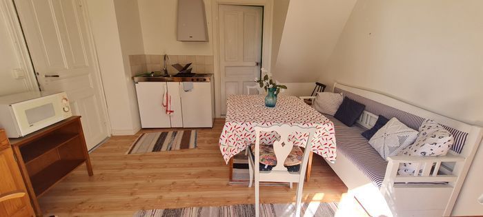 Stuga i stilla miljö på sekelskiftesgård - Bild 8