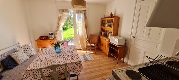 Stuga i stilla miljö på sekelskiftesgård - Bild 7