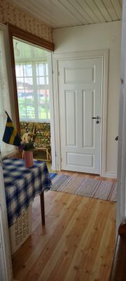 Stuga i stilla miljö på sekelskiftesgård - Bild 14