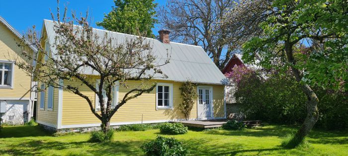 Stuga i stilla miljö på sekelskiftesgård - Bild 24