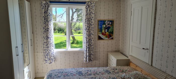 Stuga i stilla miljö på sekelskiftesgård - Bild 6