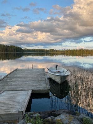 Egna bryggan med båd och badstege en härlig sen vacker kväll.