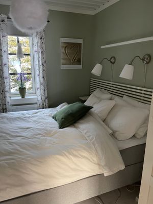 140-säng på bottenplan