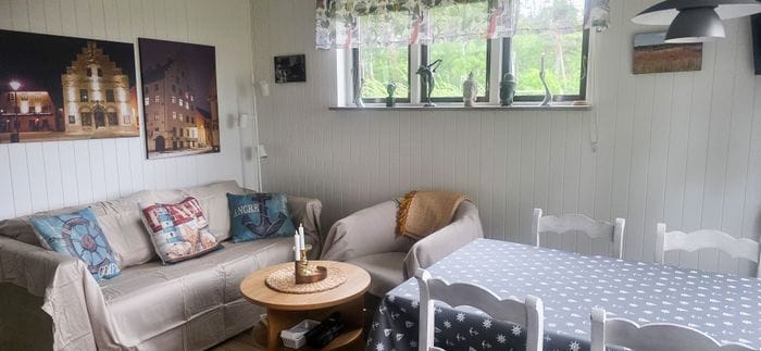 Soffa, fåtölj och matplats