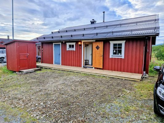 Stuga nära skoterled och ski-in läge.