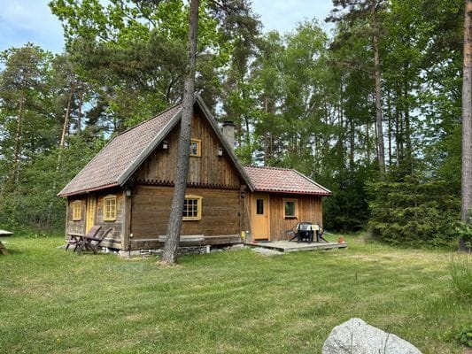 Trivsam stuga mitt på norra Gotland
