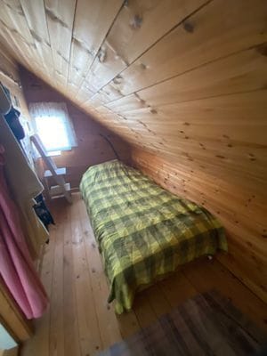 Mindre vindsalkov med en enkelsäng