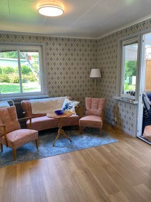 Separat sittgrupp vid kök med öppen planlösning