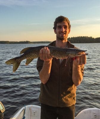 Semesterhus med motorbåt och bastu på sjön - Bild 19