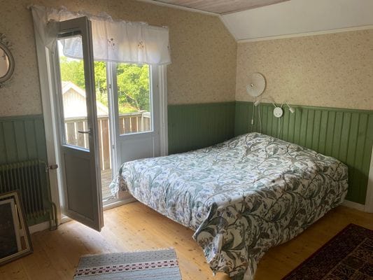 Sovrum 2 med 160 säng. Ingång till en av vindsalkover med en enkelsäng