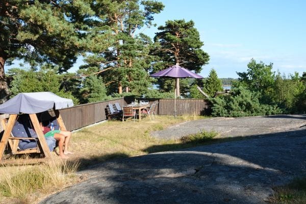 Naturtomt med bergshällar och havsutsikt.