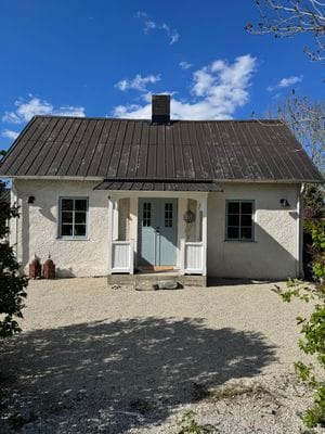 Mysigt gotlandhus med havsnära läge - nära Fårö