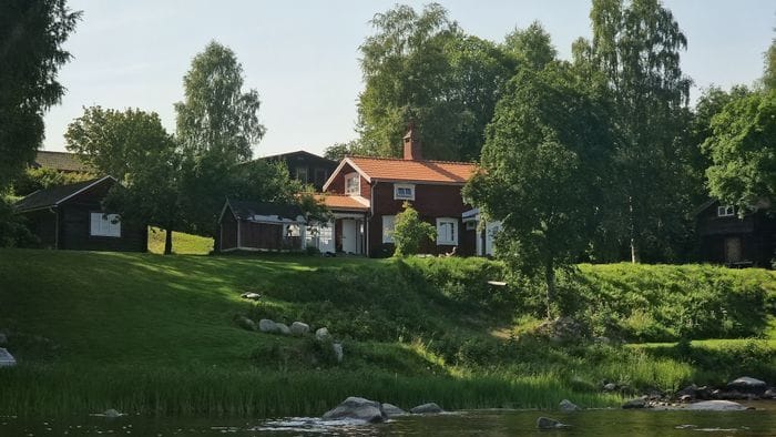 Nyrenoverad gäststuga vid siljans strand - Bild 4
