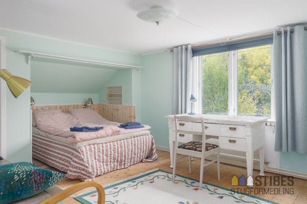 Familjevänligt rymligt hus vid sjö och skog. - Bild 13