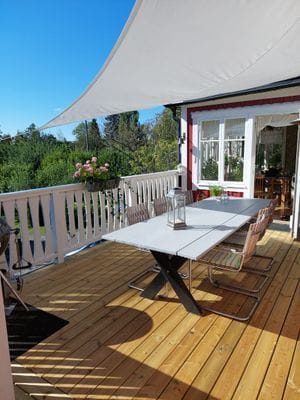 Utanför köket i sydväst. Här finns grillen och infravärmare