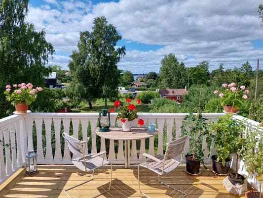 Terrass på övervåningen med havsglimt