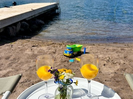 Egen strandtomt med stuga och sjöutsikt i Loftahammar, Västervik.