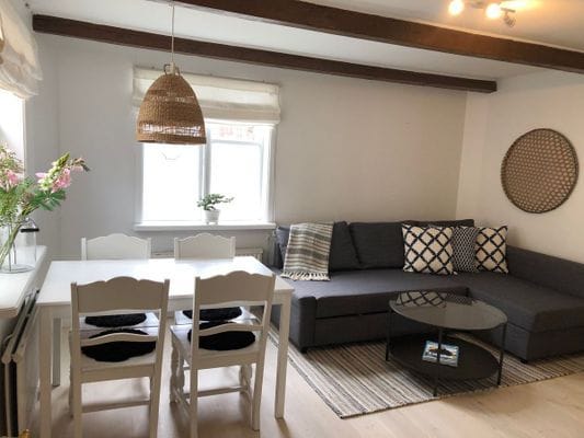 Visby innerstad med gård/p-plats - Bild 2