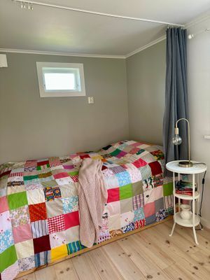 110 cm säng. Sängkläder och handdukar ingår.
