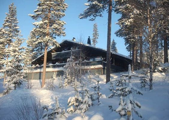 10 bäddar mitt i backen ski in ski out. HUS B