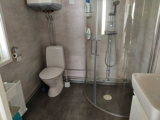 Trivsam gäststuga med sjöläge - Bild 9