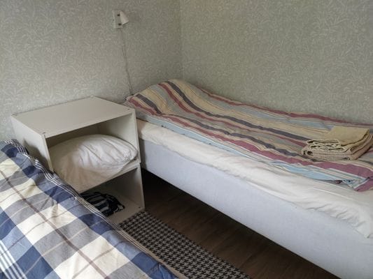 Trivsam gäststuga med sjöläge - Bild 7