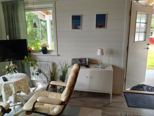 Trivsam gäststuga med sjöläge - Bild 6