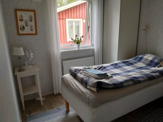 Trivsam gäststuga med sjöläge - Bild 8