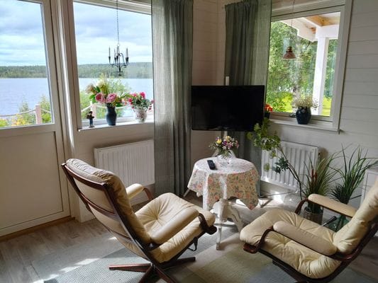 Trivsam gäststuga med sjöläge - Bild 2