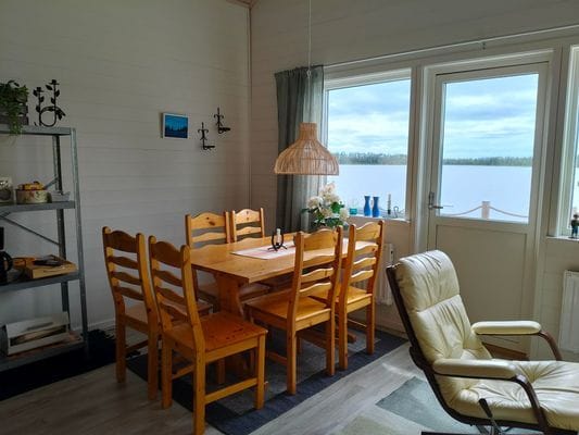 Trivsam gäststuga med sjöläge - Bild 4