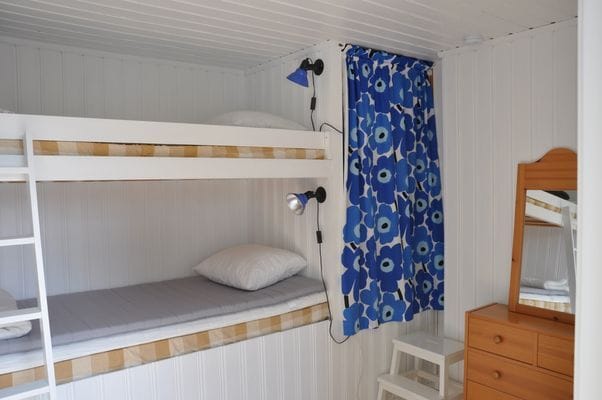 I gäststugan nere vid huset finns två sängplatser.