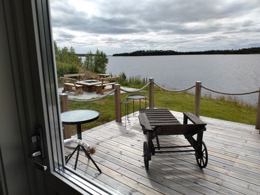 Trivsam gäststuga med sjöläge - Bild 12