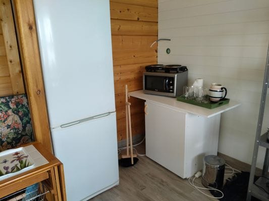 Trivsam gäststuga med sjöläge - Bild 5