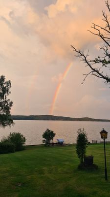 Ibland ser man regnbågen över sjön