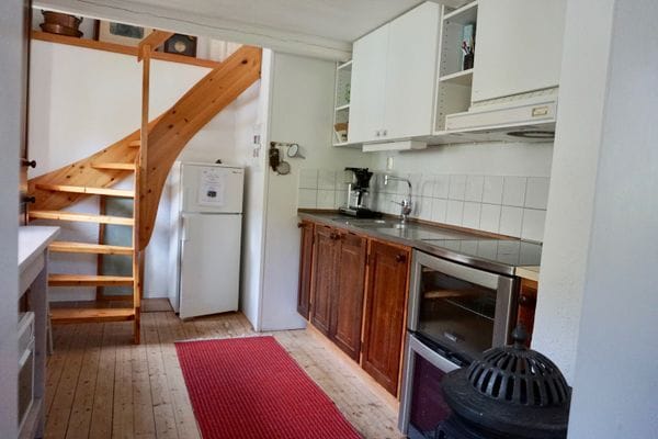 kök med trappa till sovrum