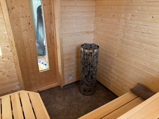 Bastu med genomgång till dusch via hall.