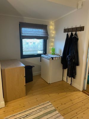 Lägenhet vänster vån 2: Kök (byrå, frys, krokar)