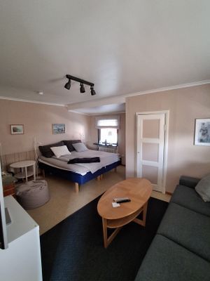 Lägenhet vänster vån 2: sängen, 180 cm. TV-hörna i framkant, dörr till garderob