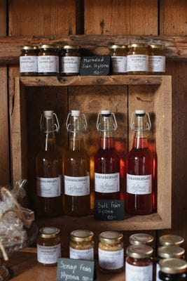 I gårdsbutiken: Saft/sylt/marmelad från Skafferiet i Hyssna
