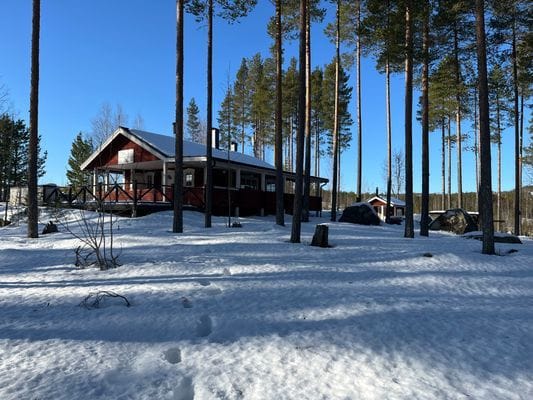 Rejäl off‑grid timmerstuga vackert belägen vid sjö - Bild 19