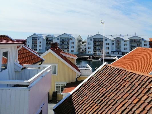 Utsikt från balkongen mot Smögenbryggan och hamnen