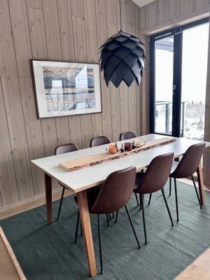 Matbord som kan förlängas för 10 sittplatser.